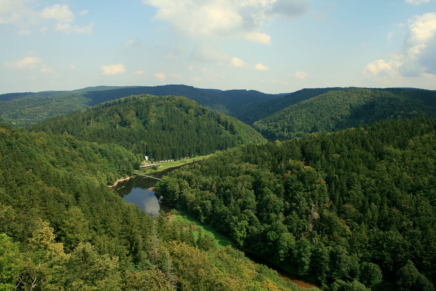 Widok z zamku Grodno na panoramę Gór Sowich